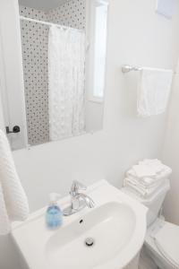 伯灵顿2Bdrm Victorian Style Tiny Home - long stays U7的白色的浴室设有水槽和镜子