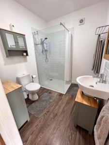 克劳奇河畔伯纳姆*BRAND NEW* Luxury Country Lodge的带淋浴、卫生间和盥洗盆的浴室
