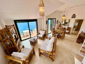 拉海瑞德拉Chalet Tropical Bay Views的客厅配有木椅,享有海景