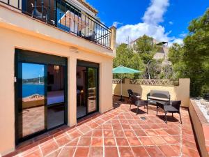 拉海瑞德拉Chalet Tropical Bay Views的房屋设有带桌椅的庭院