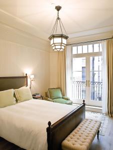 纽约格林威治酒店的一间卧室设有一张大床和一个窗户。