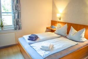 贝塞尔das Fischerhus的一间卧室配有两张带毛巾的床
