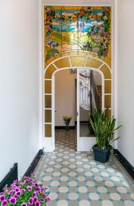 布鲁塞尔Ambiorix Residence的走廊上挂有墙上的画作和鲜花
