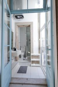 波尔图Adorable Apartments in Great Area的一间带卫生间和水槽的浴室