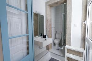 波尔图Adorable Apartments in Great Area的一间带水槽和卫生间的浴室