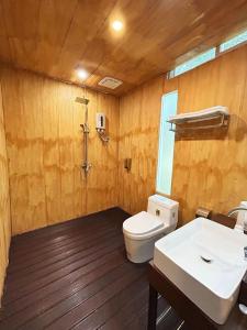 仙本那仙本那中梁度假庄园 ZhongLiang Holiday Garden Semporna的一间带卫生间和水槽的浴室