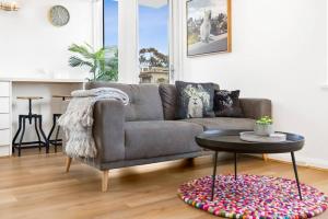 墨尔本South Yarra apartment with stunning views的客厅配有沙发和桌子