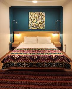 昆卡Hotel Casa Merced的一间卧室配有床,床上装有被子
