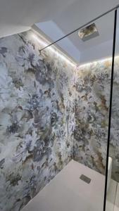 佩斯基奇Infinity Suite的墙上挂着花卉壁画的墙