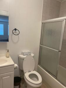 迈阿密Miami 28th Avenue room的白色的浴室设有卫生间和淋浴。