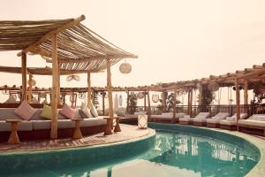 马拉喀什Nobu Hotel Marrakech的一个带游泳池和躺椅的度假胜地