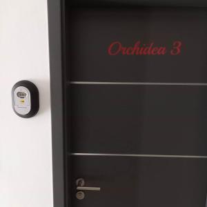芬肯施泰因Orchidea3的黑色的门,上面有 ⁇ 词