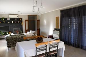 圣罗莎Camino a la Patagonia的客厅配有桌子和沙发