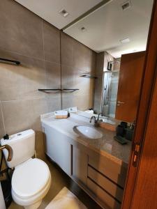 因巴塞Apartamento Super Charmoso Condomínio OAHU Alto do Imbassaí的一间带卫生间和水槽的浴室
