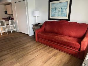 奥兰多瑟诺拉酒店及套房 - 正门东的客厅里一张红色的沙发