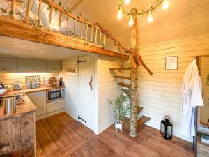 StraitonBracken - Uk34842的小屋内的厨房设有螺旋楼梯