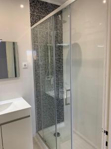波尔蒂芒Squash Club Apartamentos的浴室里设有玻璃门淋浴
