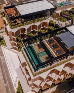 若昂佩索阿BA'RA Hotel的享有带游泳池的大楼的顶部景致