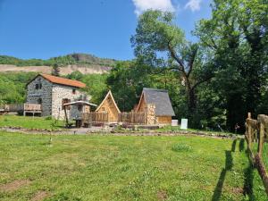 Saint-DiéryLes cabanes féeriques du Cheix的小木屋设有甲板和房屋
