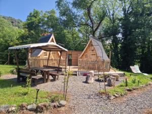 Saint-DiéryLes cabanes féeriques du Cheix的小木屋设有野餐桌和凉亭