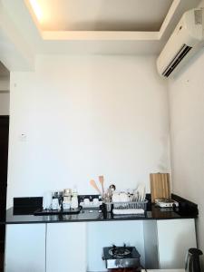 达累斯萨拉姆RB studio apartment with free Wi-Fi的厨房设有白色的墙壁和黑色的台面