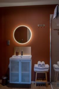 斯帕Le Spalace的浴室设有蓝色水槽和镜子