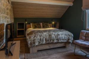 斯帕Le Spalace的卧室设有一张位于绿色墙壁上的床铺