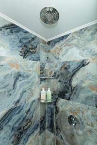 基萨莫斯Arodamos Studios Apartments的浴室设有大理石瓷砖和淋浴。