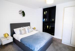 伯明翰Beautiful place - 2 Bedroom Apartment on Broad Street的卧室配有一张带白色床单和枕头的大床。