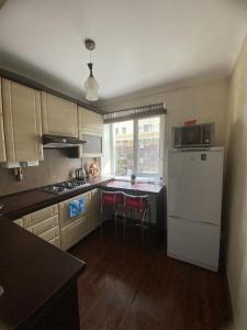 日托米尔Apartment in Shoduar's park的厨房配有白色冰箱和桌子
