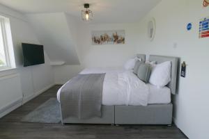 HockleyIsabella Rooms的一间卧室配有带白色床单和枕头的床。
