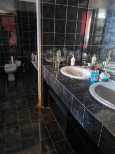 贝加莫VILLA GIOVANNA的一间带两个盥洗盆和卫生间的浴室