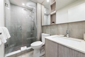渥太华reStays Ottawa的浴室配有卫生间、淋浴和盥洗盆。