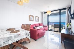 贝尼多姆Gemelos 26 Resort Apartment 27C Levante Beach的客厅配有红色的沙发和桌子