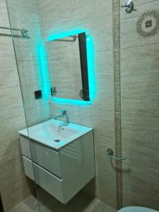Bistriţa BîrgăuluiVila N&N Palace的浴室设有白色水槽和镜子