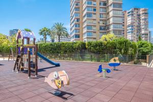 贝尼多姆Gemelos 26 Resort Apartment 27C Levante Beach的一个带滑梯和游戏设备的游乐场