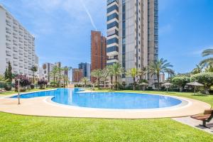 贝尼多姆Gemelos 26 Resort Apartment 27C Levante Beach的一座位于高楼公园内的游泳池