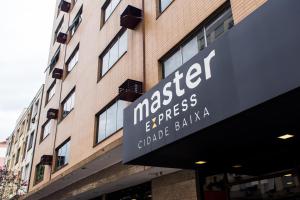阿雷格里港Master Express Cidade Baixa - Próximo à UFRGS e à Santa Casa的带有按摩器标志的建筑