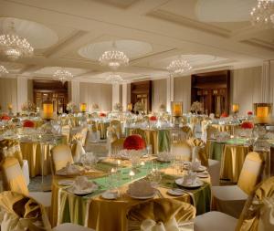 钦奈清奈里拉皇宫酒店的大型宴会厅配有桌椅和吊灯