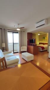 皮拉西卡巴New Life Piracicaba by Atlantica的酒店客房带两张床和一个客厅