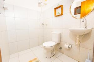 巴纳伊巴OYO Hotel Das Pedras的一间带卫生间和水槽的浴室