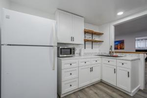 洛杉矶Cozy home away from home的厨房配有白色橱柜和冰箱。