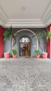皮拉西卡巴New Life Piracicaba by Atlantica的一座楼内有棕榈树的走廊