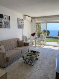 罗克布吕讷-卡普马丹Cap d.Azur的客厅配有沙发和桌子
