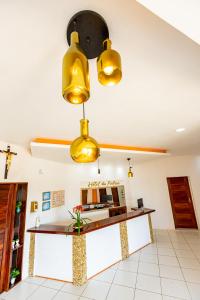 巴纳伊巴OYO Hotel Das Pedras的厨房配有黄色的灯光和柜台