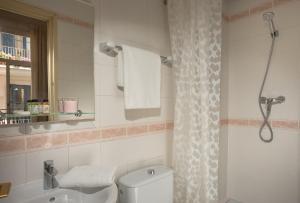 锡切斯Antonios Hostal的浴室配有卫生间、盥洗盆和淋浴。