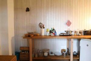 瓦尔德-米谢尔巴赫Aussichtsreich Odenwald的厨房配有木制台面和各种物品
