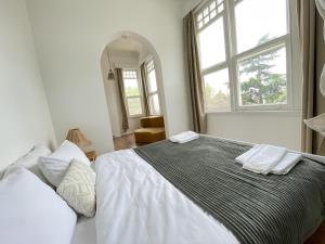王子岛群Ikigai Hotel Villa Rıfat的白色卧室设有一张大床和两个窗户