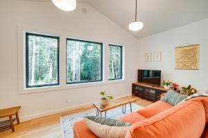 门多西诺Peaceful Mendocino Cottage Surrounded By Redwoods的客厅配有两张沙发和一台电视机