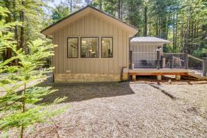 门多西诺Peaceful Mendocino Cottage Surrounded By Redwoods的树林中的一个小房子,有门廊